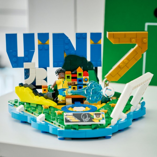 Фото - Конструктор LEGO Editions Football Винисиус Жуниор — лучшие моменты футбольных матчей (43027)