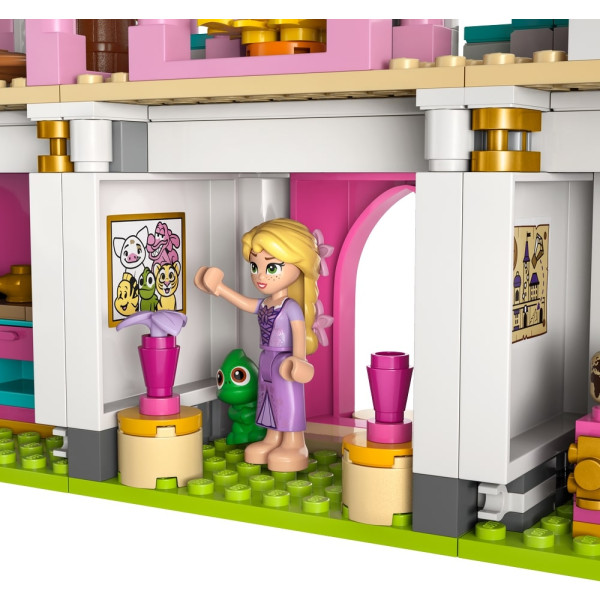 Фото - Конструктор LEGO Disney Princess Замок принцессы и королевские любимцы (43267)