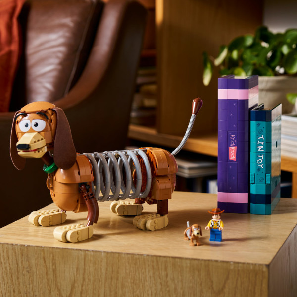 Фото - Конструктор LEGO Disney Pixar Книжные подставки «Собачка Спиралька» из «Истории игрушек» (43301)