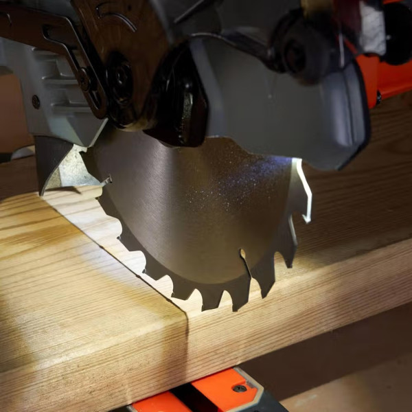 Фото - Пила торцева Black&Decker BES702