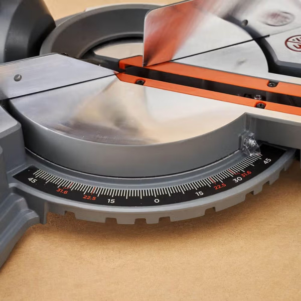 Фото - Пила торцева Black&Decker BES702
