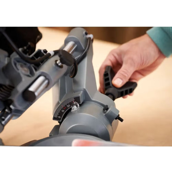 Фото - Пила торцева Black&Decker BES702