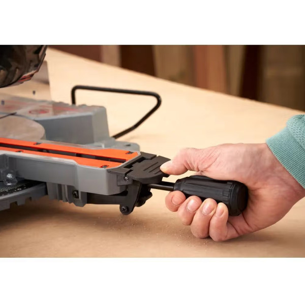 Фото - Пила торцева Black&Decker BES702