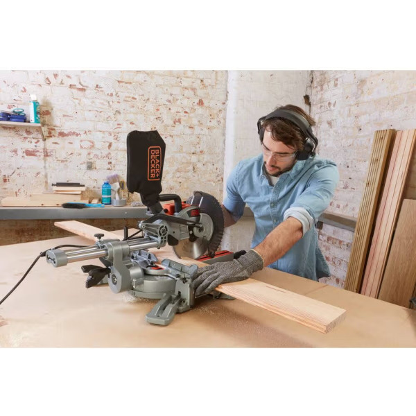 Фото - Пила торцева Black&Decker BES700