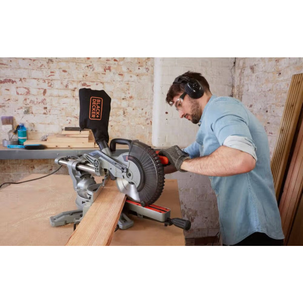 Фото - Пила торцева Black&Decker BES700