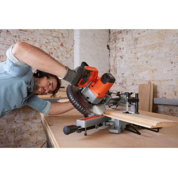 Фото - Пила торцева Black&Decker BES700