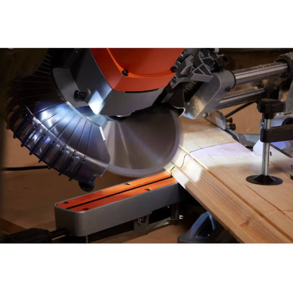 Фото - Пила торцева Black&Decker BES700