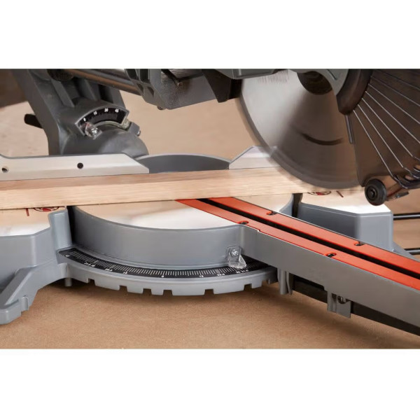 Фото - Пила торцева Black&Decker BES700