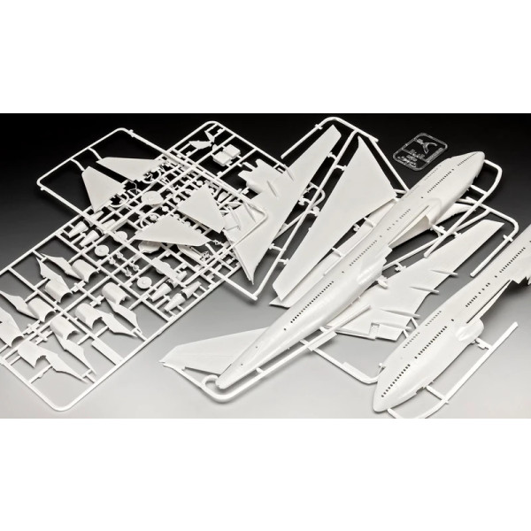 Фото - Набір для моделювання техніки Revell Літак Boeing 747-400 Iron Maiden Ed Force One (RVL-03780)