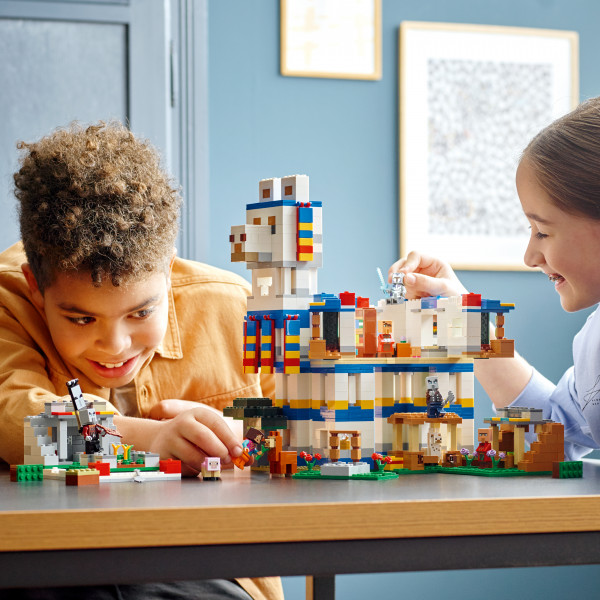 Фото - Конструктор LEGO Minecraft Деревня ламы (21188)