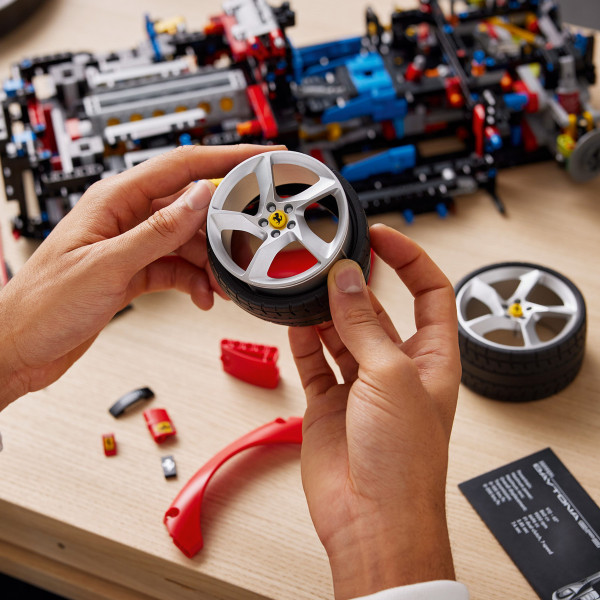Фото - Конструктор LEGO Technic Ferrari Daytona SP3 (42143)