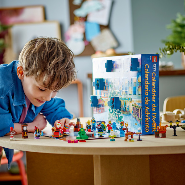 Фото - Конструктор LEGO City Новорічний календар на 2023 рік (60381)
