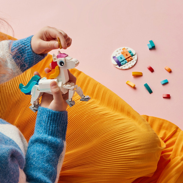 Фото - Конструктор LEGO Creator Магічний єдиноріг (31140)