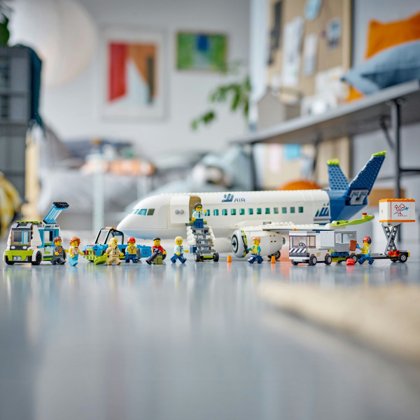 Фото - Конструктор LEGO City Пассажирский самолет (60367)