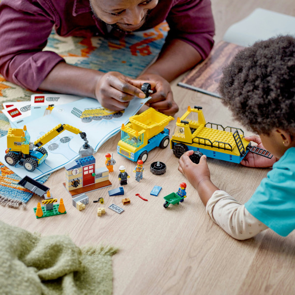 Фото - Конструктор LEGO City Будівельна вантажівка й кулястий кран-таран (60391)