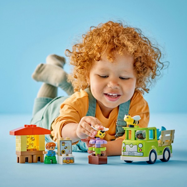 Фото - Конструктор LEGO DUPLO Town Догляд за бджолами й вуликами (10419)