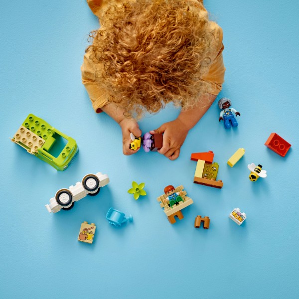Фото - Конструктор LEGO DUPLO Town Догляд за бджолами й вуликами (10419)