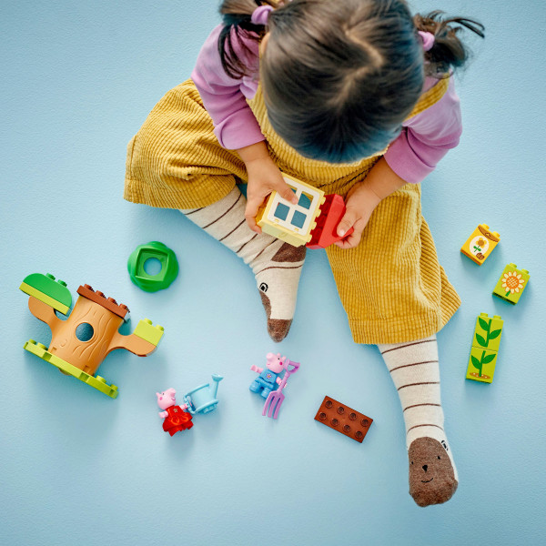 Фото - Конструктор LEGO DUPLO® Сад и домик на дереве Пеппи (10431)