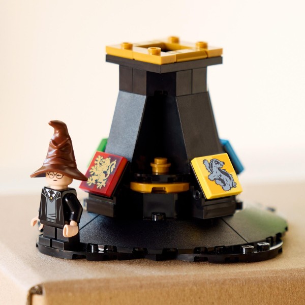 Фото - Конструктор LEGO HARRY POTTER TM Говорящая сортировочная шляпа (76429)