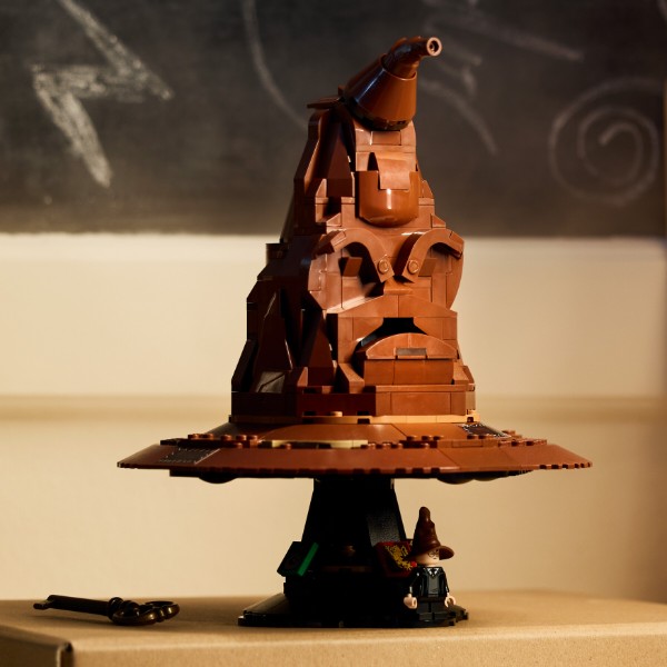 Фото - Конструктор LEGO HARRY POTTER TM Говорящая сортировочная шляпа (76429)