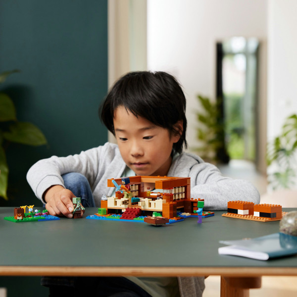 Фото - Конструктор LEGO Minecraft Дом в форме лягушки (21256)