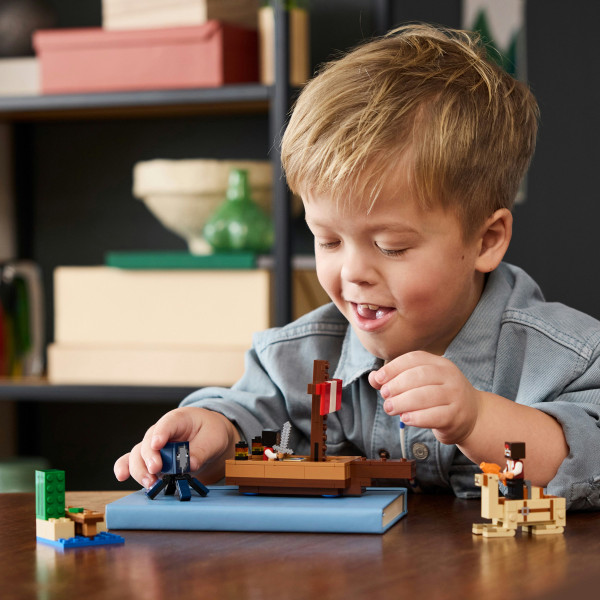 Фото - Конструктор LEGO Minecraft® Подорож на піратському кораблі (21259)