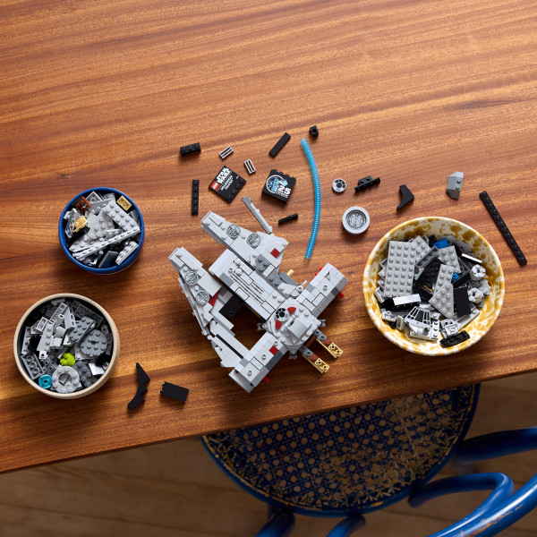 Фото - Конструктор LEGO STAR WARS TM Тисячолітній сокіл (75375)