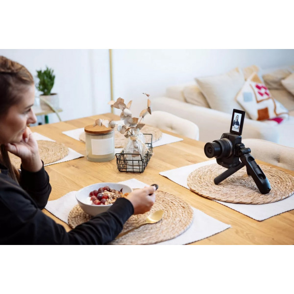 Фото - Фотокамера беззеркальная Canon EOS R50 body Black (5811C029)