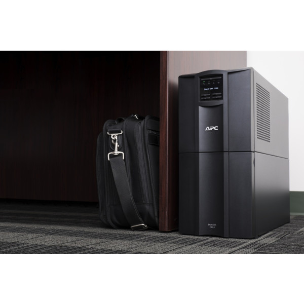 Фото - Джерело безперебійного живлення APC Smart-UPS 2200VA LCD (SMT2200IC)