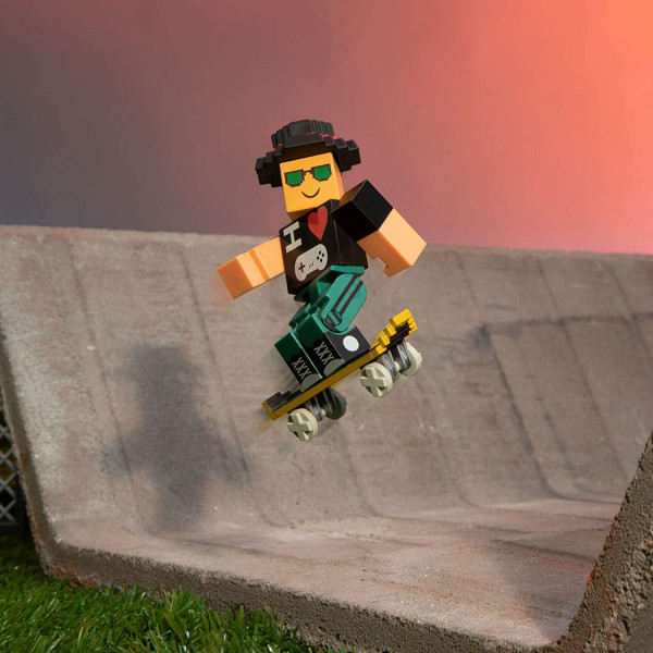 Фото - Коллекционная фигурка Jazwares Roblox Avatar Shop Retro 8-Bit Gamer (ROB0351)