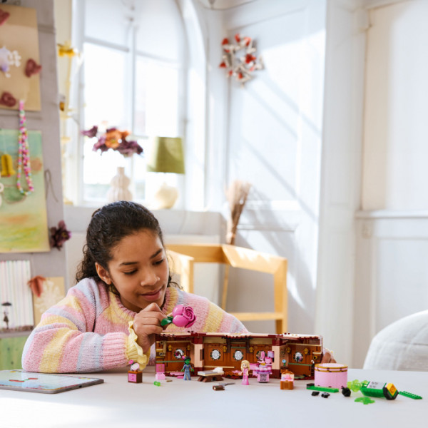 Фото - Конструктор LEGO Wicked Кімната Ґлінди й Ельфаби (75683)