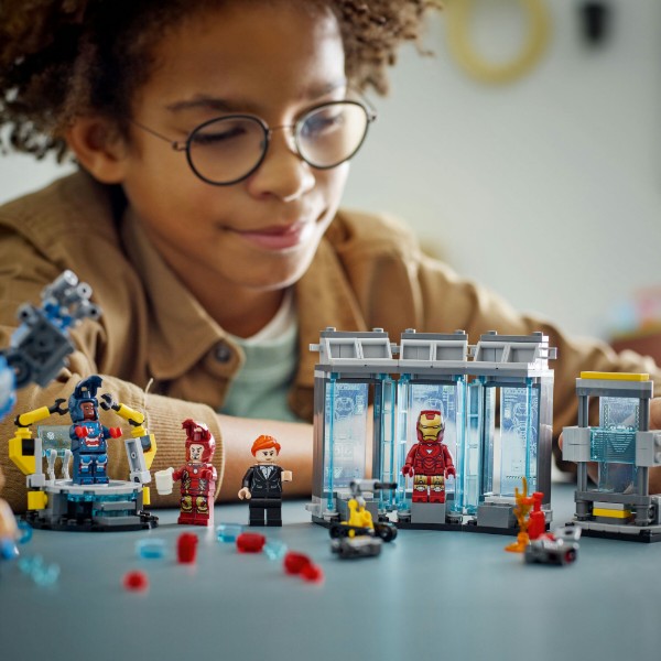 Фото - Конструктор LEGO Marvel Лаборатория Железного Человека: зал доспехов (76315)