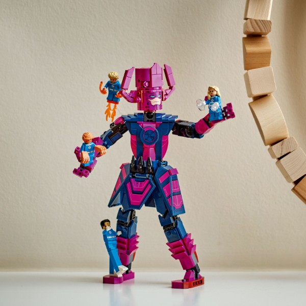 Фото - Конструктор LEGO Super Heroes Marvel Фантастична четвірка проти Ґалактуса: фігурка для складання (76316)