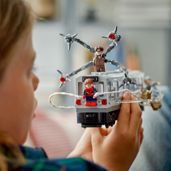 Фото - Конструктор LEGO  Super Heroes Marvel Человек-Паук против Дока Ока: Сцена в метро (76321)