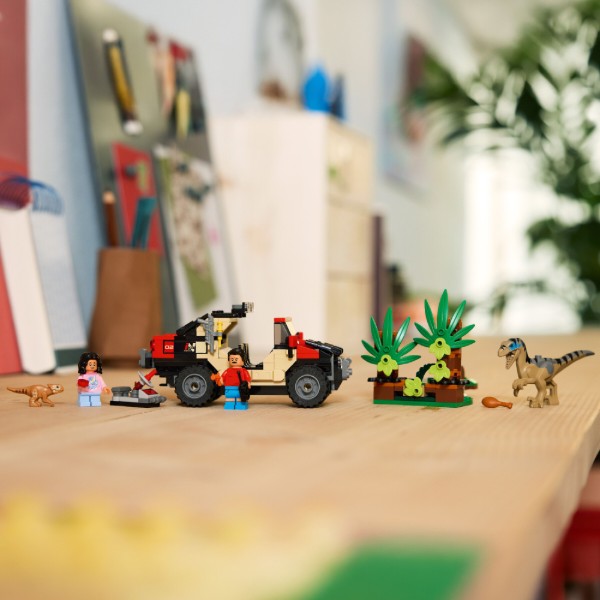 Фото - Конструктор LEGO  Jurassic World Втеча по бездоріжжю від раптора (76972)