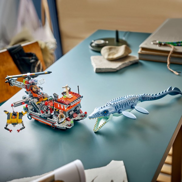 Фото - Конструктор LEGO Jurassic World Напад мозазавра на човен (77983)