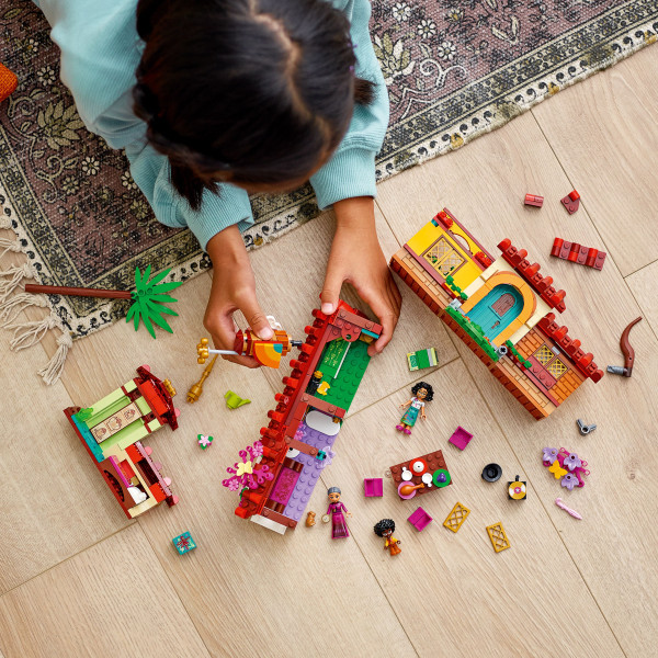 Фото - Конструктор LEGO Disney Будинок Мадригал (43202)