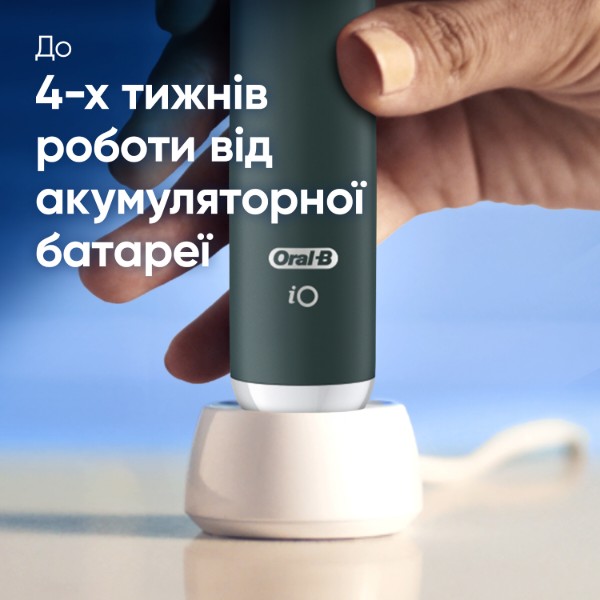 Фото - Зубна щітка електрична Oral-B iO 2 Gifting Edition Чорна + Дорожній чохол + 3 змінні насадки