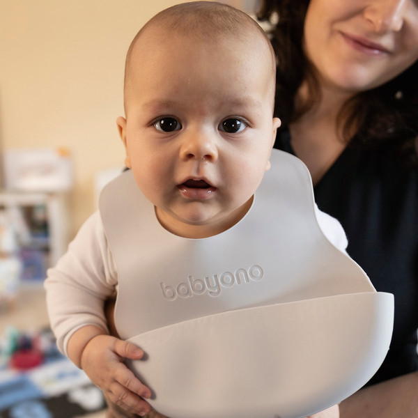 Фото - Нагрудник каучуковый BabyOno с регулируемой застежкой белый (835/01)