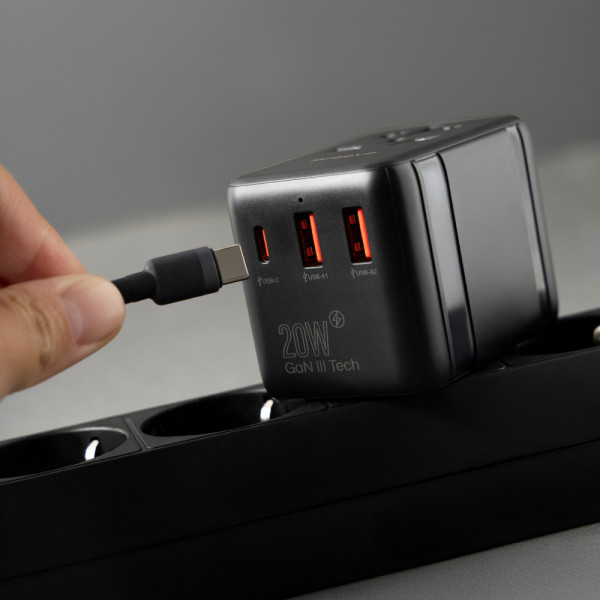 Фото - Сетевое зарядное устройство Proove Trip 20W black (TATL20310001)