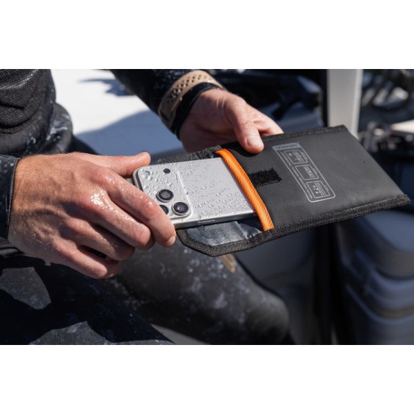Фото - Чехол для смартфона UAG осушитель с технологией DRYOUT Active Moisture-Removal, Black (98418211V4040)