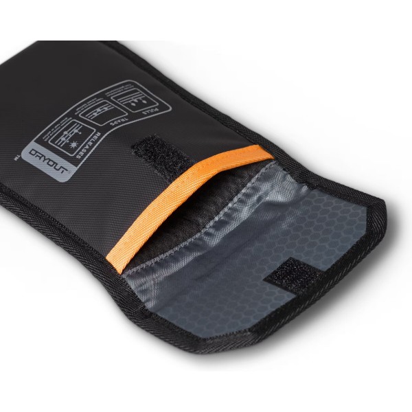 Фото - Чехол для смартфона UAG осушитель с технологией DRYOUT Active Moisture-Removal, Black (98418211V4040)