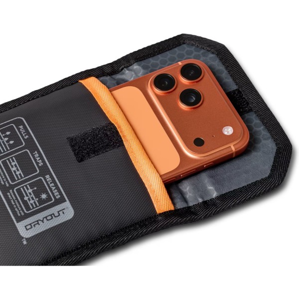 Фото - Чехол для смартфона UAG осушитель с технологией DRYOUT Active Moisture-Removal, Black (98418211V4040)