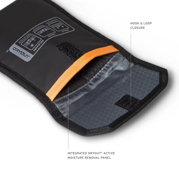 Фото - Чехол для смартфона UAG осушитель с технологией DRYOUT Active Moisture-Removal, Black (98418211V4040)