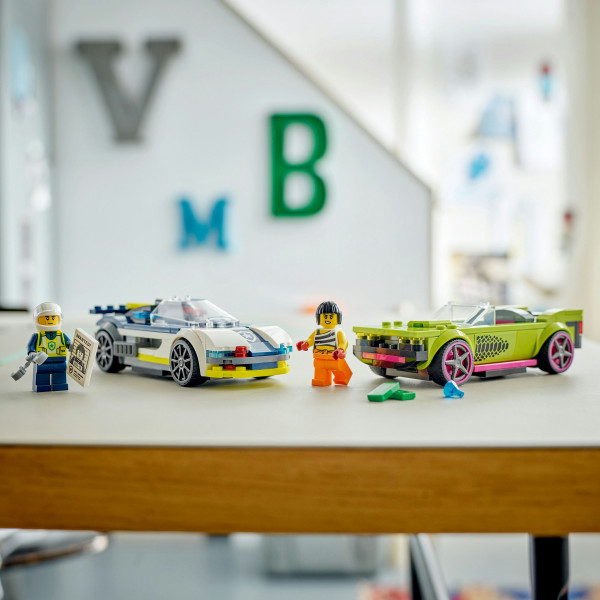 Фото - Конструктор LEGO City Преследование маслкара на полицейском автомобиле (60415)