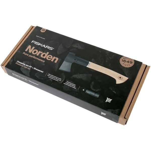 Фото - Топор Fiskars 2 в 1 Norden N7 и точилка (1051146)