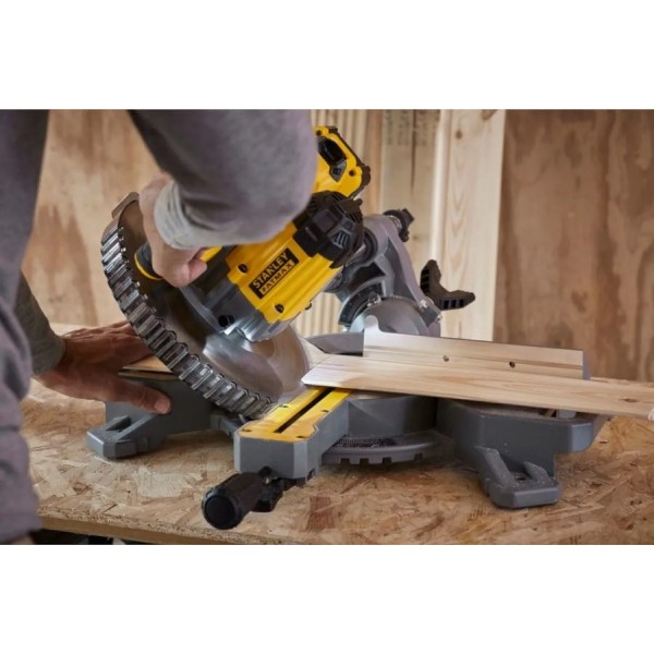 Фото - Пила торцевая Stanley SFMCS701M1+SFMCS600B