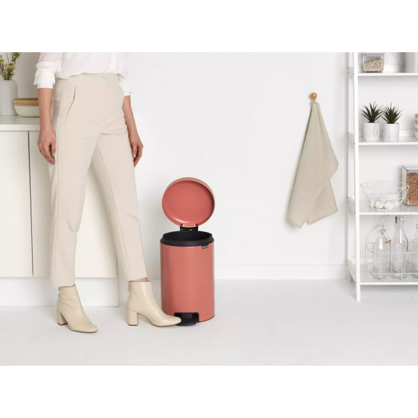 Фото - Бак для мусора с педалью Brabantia Pedal Bin 12 л 304323