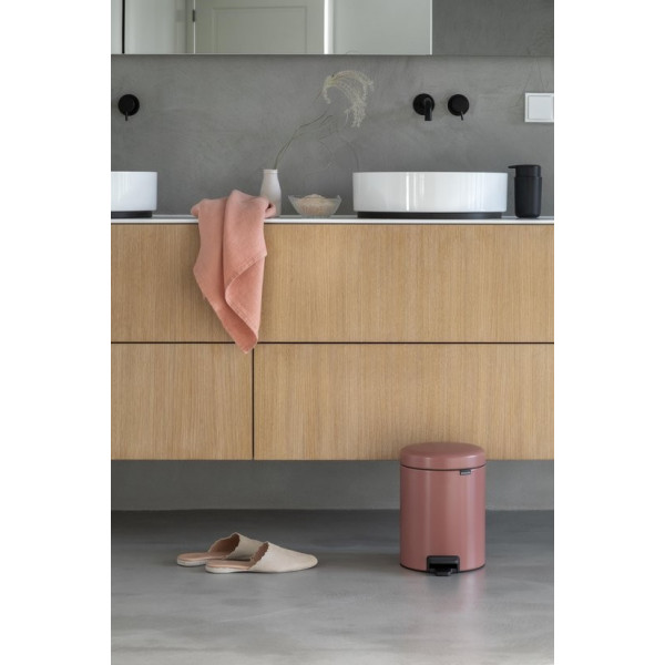 Фото - Бак для мусора с педалью Brabantia Pedal Bin 5 л 304309