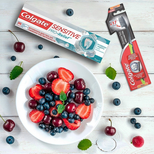 Фото - Зубная щетка Colgate Шелковые нити с древесным углем